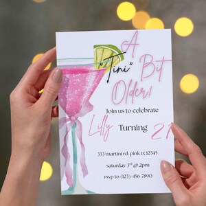 &quot;21. Geburtstagseinladung - Bearbeitbare &quot;&quot;A Tini Bit Older&quot;&quot; Canva Vorlage | Rosa Martini-Geburtstagsfeier