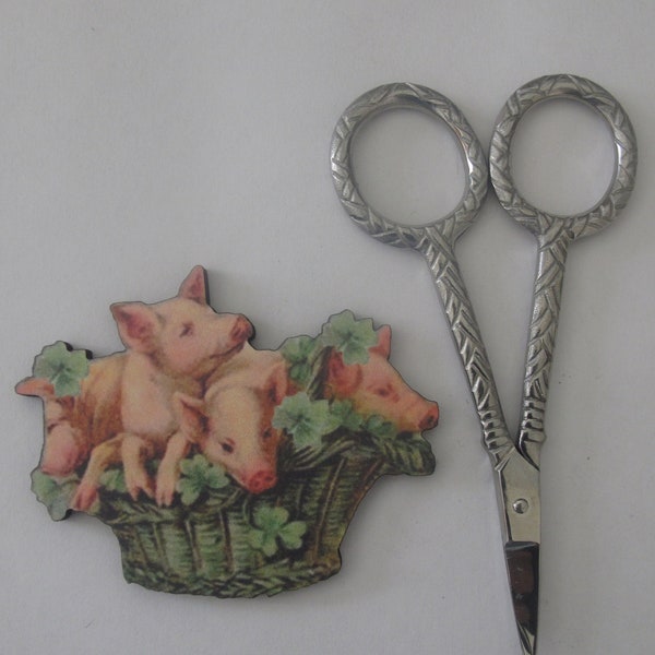 Ciseaux tissés et porcelets dans un Shamrock Basket Needle Minder avec double aimant par cheswickcompany