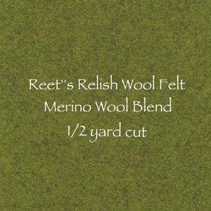 Puede incluir: Primer plano de tela de fieltro de lana verde oliva. El texto en la tela dice: Reet's Relish Wool Felt, Merino Wool Blend, corte de 1/2 yarda.