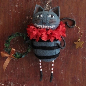 PDF DOWNLOAD DIY Cheshire Cat Ornament Pattern Alice in Wonderland by cheswickcompany