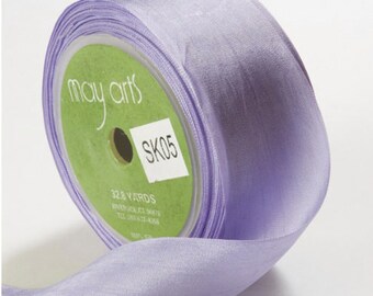 Puede incluir: Un rollo de cinta de satén lavanda con una etiqueta que dice "may arts" y "SK05". La etiqueta también dice "32.8 yardas".