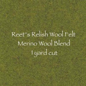 Puede incluir: Primer plano de una tela de fieltro de lana verde oliva texturizada. El texto en la tela dice "Reet's Relish Wool Felt Merino Wool Blend 1 yard cut."