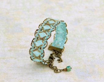 Pulsera con ribete azul - Pulsera de cinta azul cielo con detalles en oro y latón - Pulsera azul - Joyería de cinta