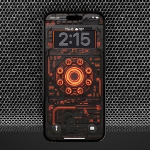 Könnte beinhalten: Ein Smartphone mit einem futuristischen, technikbasierten Hintergrundbild. Der Sperrbildschirm zeigt die Uhrzeit 14:15 Uhr, mit einem leuchtenden orangefarbenen Kreisdesign in der Mitte. Das Telefon befindet sich vor einem dunklen, strukturierten Hintergrund.