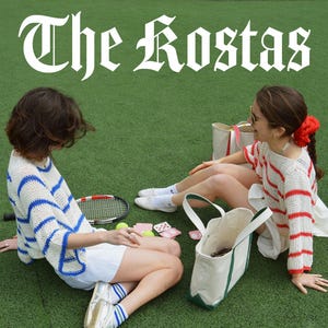 Puede incluir: Dos personas sentadas en una superficie verde cubierta de hierba. Una persona lleva un suéter a rayas blancas y azules y pantalones cortos blancos. La otra persona lleva un suéter a rayas blancas y rojas y pantalones cortos blancos. Ambas personas llevan zapatillas blancas. El texto "The Kostas" está escrito en letras blancas sobre un fondo negro en la parte superior de la imagen. El texto "A Silk Worm pattern by Isabel" está escrito en letras negras sobre un fondo blanco en la parte inferior de la imagen.