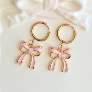 Adorables pendientes de aro dorados con dije de lazo Coquette - Hipoalergénicos