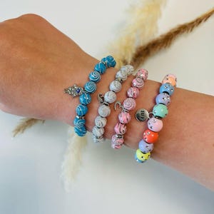Armband Personalisiert buntes Perlenarmband Freundschaft Liebe Kinder & Erwachsene Geschenk mit Buchstabe Anhänger Initialen Glück Blume