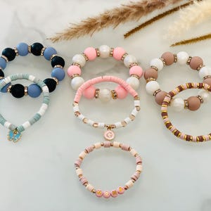 Pulsera con iniciales de letras y perlas de colores, ideal como regalo para niños, adultos, mamá, hermana, bebé, bautizo, despedida de soltero, amistad.