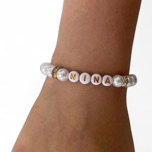 Personalisiertes Perlenarmband mit Wunschname Initialen Geschenk zur Taufe Geburt Baby Kommunion Hochzeit Einschulung Kinder Braut weiß Gold