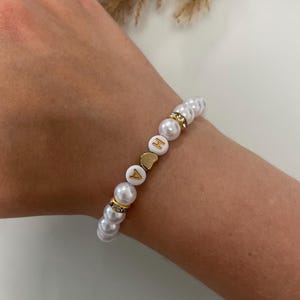 Personalisiertes Perlenarmband mit Wunschname Initialen Herz Geschenk Taufe Geburt Baby Kommunion Hochzeit Einschulung Braut weiß Gold