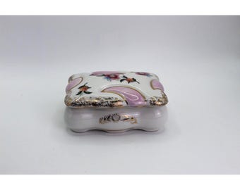 Boîte à bijoux vintage en porcelaine peinte à la main avec des touches florales roses et dorées, fabriquée au Japon des années 1950 et 1960