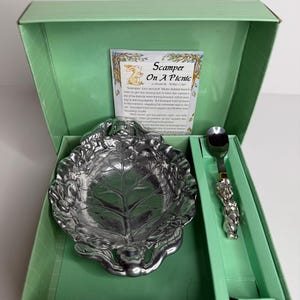 Set per l&#39;alimentazione del coniglietto Arthur Court Vintage: nuovo in scatola con cucchiaio e libro