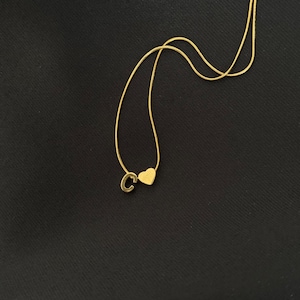 Elegante collar dorado con inicial C y corazón – Acero inoxidable – Regalo perfecto para ella