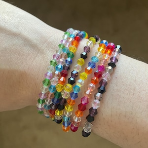 Subtile LGBTQ+ Pride Armbänder: Stapelbare Elastische Perlenarmbänder