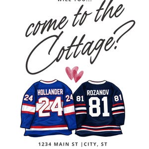 Op de afbeelding: Een witte uitnodiging met de tekst "Will you... come to the Cottage?" toont twee hockeytruien. Eén is blauw met "HOLLANDER 24", de andere is marineblauw met "ROZANOV 81". Bevat adres en datum.