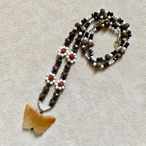 collana perline pietre dure semipreziose fatta a mano: ciondolo farfalla corniola e fiori, rondelle bronzite e tourmalina-gioiello boho chic