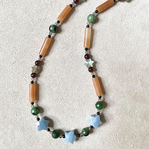 Collar de cuentas de piedras preciosas hecho a mano: estrellas de ópalo azul y labradorita, aventurina, relleno de oro de 14 k
