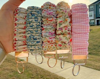 Llavero de tela tipo scrunchie hecho a mano: llavero personalizado