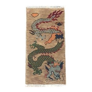 Alfombra de corredor con diseño de dragón: alfombra oriental de lana de 60 x 120 cm, hecha a mano en beige con diseño de dragón y detalles de criatura mítica.