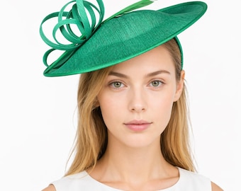 Fascinator scultoreo in sinamay a tesa larga — con ciocche grafiche e piume | copricapo per matrimoni, derby, serate fuori | elegante copricapo da donna
