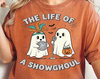Livet i en showghoul-tröja Komfortfärger, söt spöke Halloween-t-shirt, rolig skelettmusikalbum 2026-tröja, läskig säsongspresent