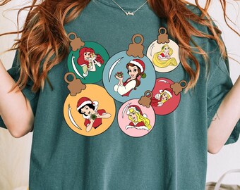 Retro Disney Prinzessinnen Weihnachten Shirt, Aquarell Prinzessinnen Urlaub T-Shirt, Disney Trip T-Shirt, magisches Disneyworld Prinzessinnen Geschenk, Weihnachtsshirt