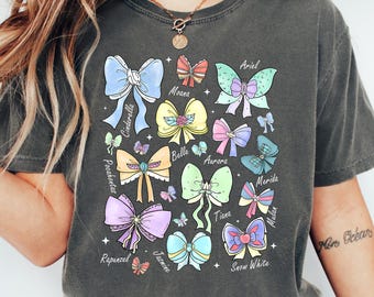 Coquette Bow Aquarell Disney Prinzessinnen Shirt, Disney Aurora Ariel Belle Aschenputtel Tiana Shirt, Magic Kingdom Disneyland Girl Trip 2025 Tee
