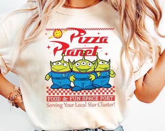 Camiseta Comfort Colors® Pizza Planet Toy Story, Camiseta Disney Aliens, Camiseta Pizza Planet, Camiseta Família Toy Story, Camiseta Disney Aliens
