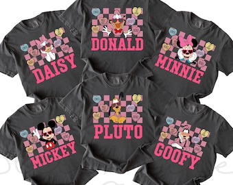 Camiseta y sudadera de Disney con corazones a cuadros y todos los personajes de San Valentín. Amigos de Mickey: Feliz Día de San Valentín 2026. Viaje de pareja por San Valentín.