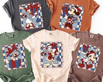Camiseta navideña familiar a juego de Comfort Colors con Mickey y sus amigos de Disney, camiseta navideña de todos los personajes de Disneyland, camiseta navideña familiar a juego