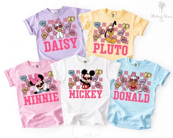Camiseta Disney de San Valentín con corazones a cuadros y personajes de Comfort Colors, Mickey y sus amigos, feliz día de San Valentín 2026