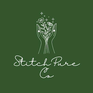 Puede incluir: Un logotipo sobre un fondo verde oscuro presenta un dibujo lineal blanco de manos que sostienen un ramo de flores y estrellas. Las palabras "Stitch Pure Co" est&aacute;n escritas en cursiva debajo de las manos.