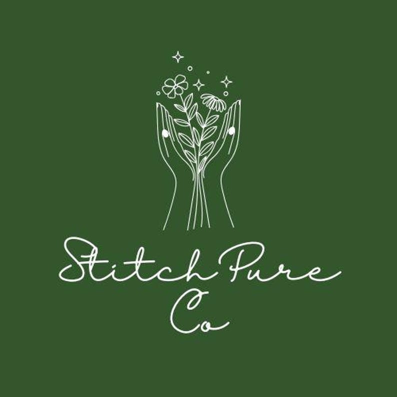 Puede incluir: Un logotipo sobre un fondo verde oscuro presenta un dibujo lineal blanco de manos que sostienen un ramo de flores y estrellas. Las palabras "Stitch Pure Co" est&aacute;n escritas en cursiva debajo de las manos.