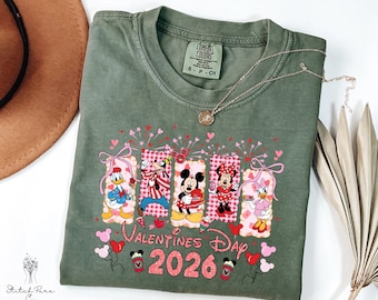 Camiseta Disney de Mickey y sus amigos con lazos de colores cómodos para San Valentín. Feliz Día de San Valentín 2026. Camiseta de regalo a juego de WDW Disneyland.