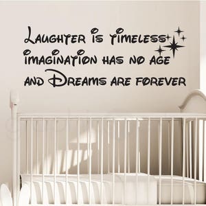 Quote Wall Decal - La risa es imaginación atemporal no tiene edad y los sueños son para siempre - Gráficos de superficie de letras de vinilo de Graphics Mesh