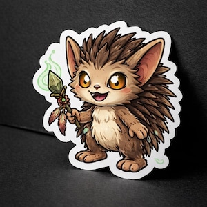 Puede incluir: Una taza de cerámica blanca con un asa negra y el texto "But First, Coffee" en un estilo manuscrito. La taza está sobre una superficie blanca. La taza mide aproximadamente 10 cm de alto.