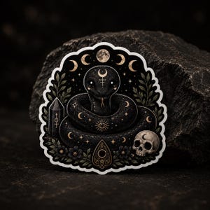 Può includere: Un adesivo fustellato raffigurante un serpente nero avvolto al centro, circondato da simboli celesti dorati, lune, stelle, un cristallo, un teschio umano e una planchette. Il design include fogliame verde scuro e fiori su sfondo nero.