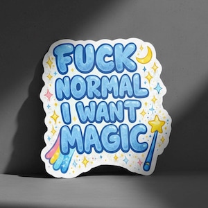 Puede incluir: Una pegatina con el texto "FUCK NORMAL I WANT MAGIC" en letras azules de burbujas. La pegatina tiene un borde blanco y presenta un arcoíris, estrellas, una luna creciente y una varita mágica.