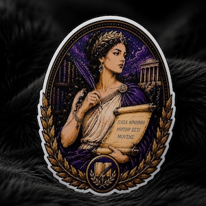 May include: An oval sticker featuring a person in ancient attire holding a quill and a scroll with the Greek text ΠΑΣΑ ΜΝΗΜΗ ΜΗΤΗΡ ΕΣΤΙ ΜΟΥΣΗΣ. The design includes a purple cloak, a gold laurel wreath border, a background with a temple, and a small book icon.