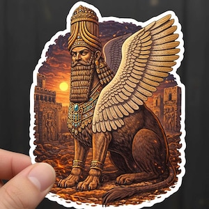 Peut inclure: Autocollant représentant une créature mythique, un sphinx ailé avec une tête humaine et un corps de lion. Il est orné de bijoux dorés et d'une haute coiffe, sur fond de coucher de soleil et d'architecture antique.