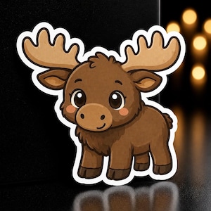 Op de afbeelding: Een sticker met een cartoon eland met grote bruine geweien, een bruin lichaam en een witte omtrek. De eland heeft een vriendelijke uitdrukking met roze wangen en grote ogen.