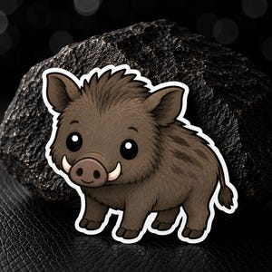 Peut inclure: Un autocollant représentant une illustration de dessin animé d'un marcassin brun avec de grands yeux noirs, un petit museau et deux petites défenses blanches. Le marcassin a une touffe de poils sur la tête et une queue fine, sur fond sombre.