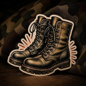 Può includere: Un adesivo raffigurante un paio di stivali da combattimento verde oliva scuro con lacci neri e suole spesse carrarmato. Gli stivali presentano un design alto con occhielli in metallo e sono accentuati da piccole linee rosse radianti sui bordi.