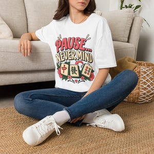 Mahjong-Shirt „Pause Never Mind“, lustiges Mahjong-Spieler-T-Shirt, Geschenk für Mahjong-Fans, Retro-Mahjong-T-Shirt mit Blumenmuster, Spielabend-Shirt für Damen