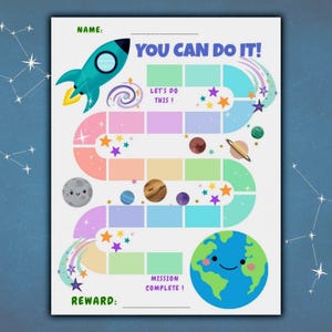 Puede incluir: Un colorido cuadro de recompensas con temática espacial. El cuadro presenta un cohete turquesa, planetas, estrellas y las frases "YOU CAN DO IT!" y "MISSION COMPLETE!". Incluye espacios para un nombre y una recompensa.