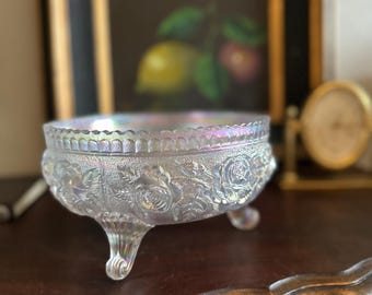 Szklana miska na nóżce w kolorze starego szkła Imperial Glass Lustre Rose w kolorze białego karnawału | kolekcjonerska waga stołowa ze szkła karnawałowego opalizującego