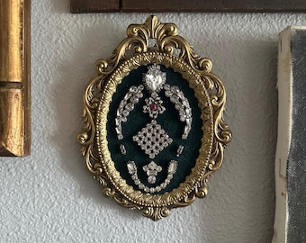 Decorazione murale ovale dorata vintage, realizzata in Italia, con strass e gioielli / Opera d'arte fiorentina italiana da parete / Massimalismo dorato europeo