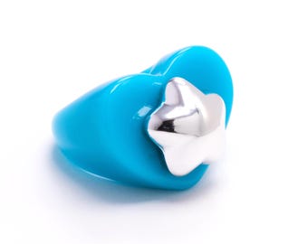 Anillo de resina con forma de corazón azul y dije de estrella metálica plateada. Joyería kawaii Y2k - Talla 7.5