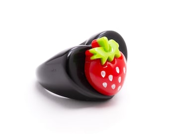 Black Resin Heart Ring: Red Strawberry Charm Kawaii Y2K Jewelry, Size 7.5