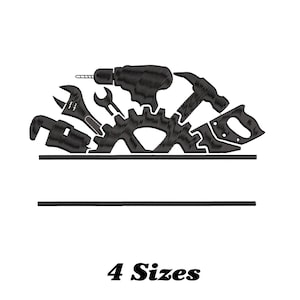 Puede incluir: Dibujo lineal negro de varias herramientas, incluyendo un taladro, llave, martillo, sierra y engranaje. Las herramientas están dispuestas en semicírculo sobre una línea horizontal. El texto "4 Tamaños" está debajo.